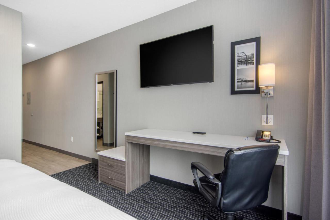 Comfort Inn & Suites Север Батлфорд Экстерьер фото