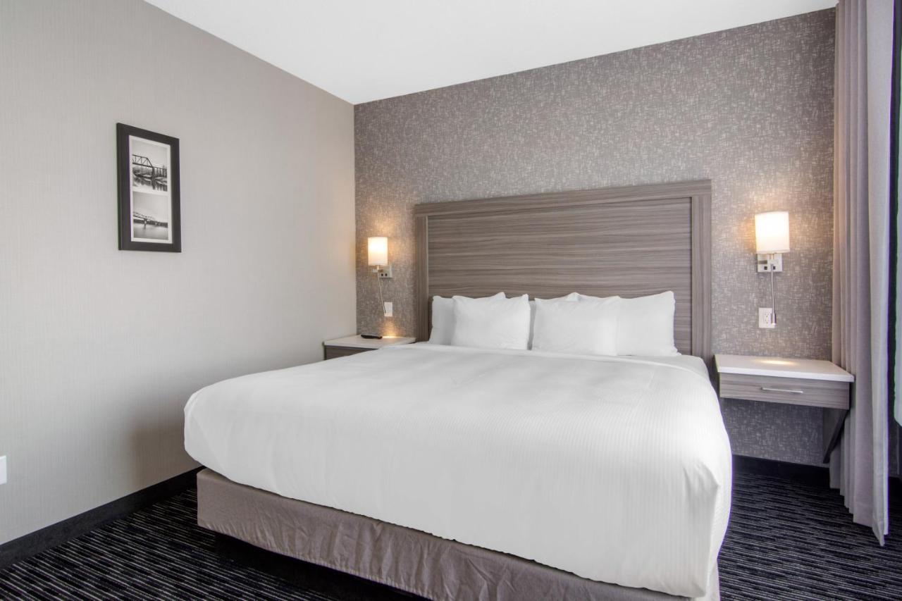 Comfort Inn & Suites Север Батлфорд Экстерьер фото