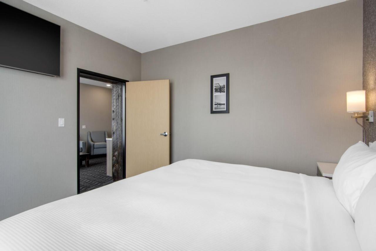 Comfort Inn & Suites Север Батлфорд Экстерьер фото