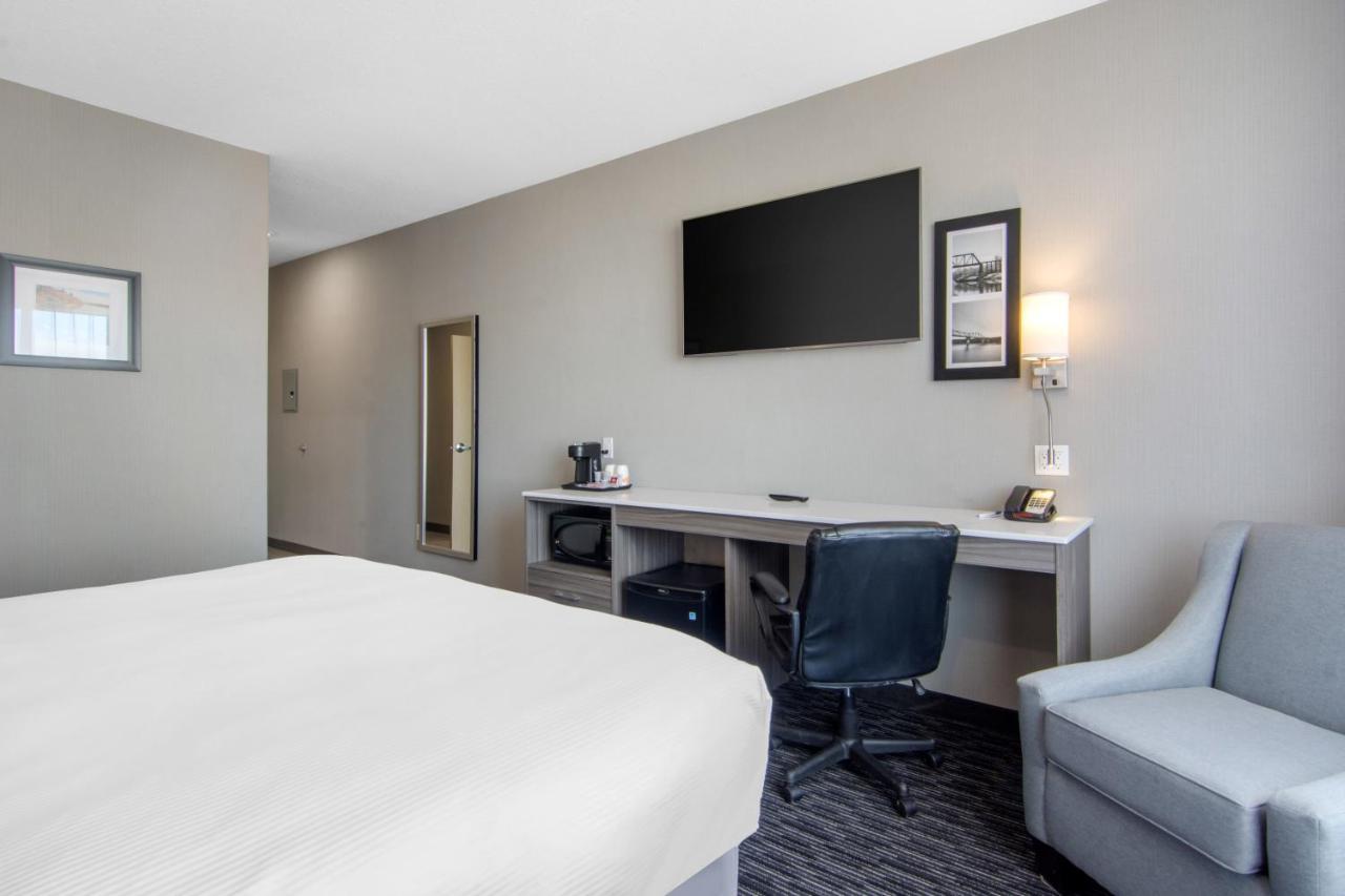 Comfort Inn & Suites Север Батлфорд Экстерьер фото