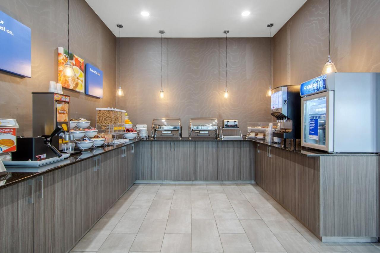 Comfort Inn & Suites Север Батлфорд Экстерьер фото