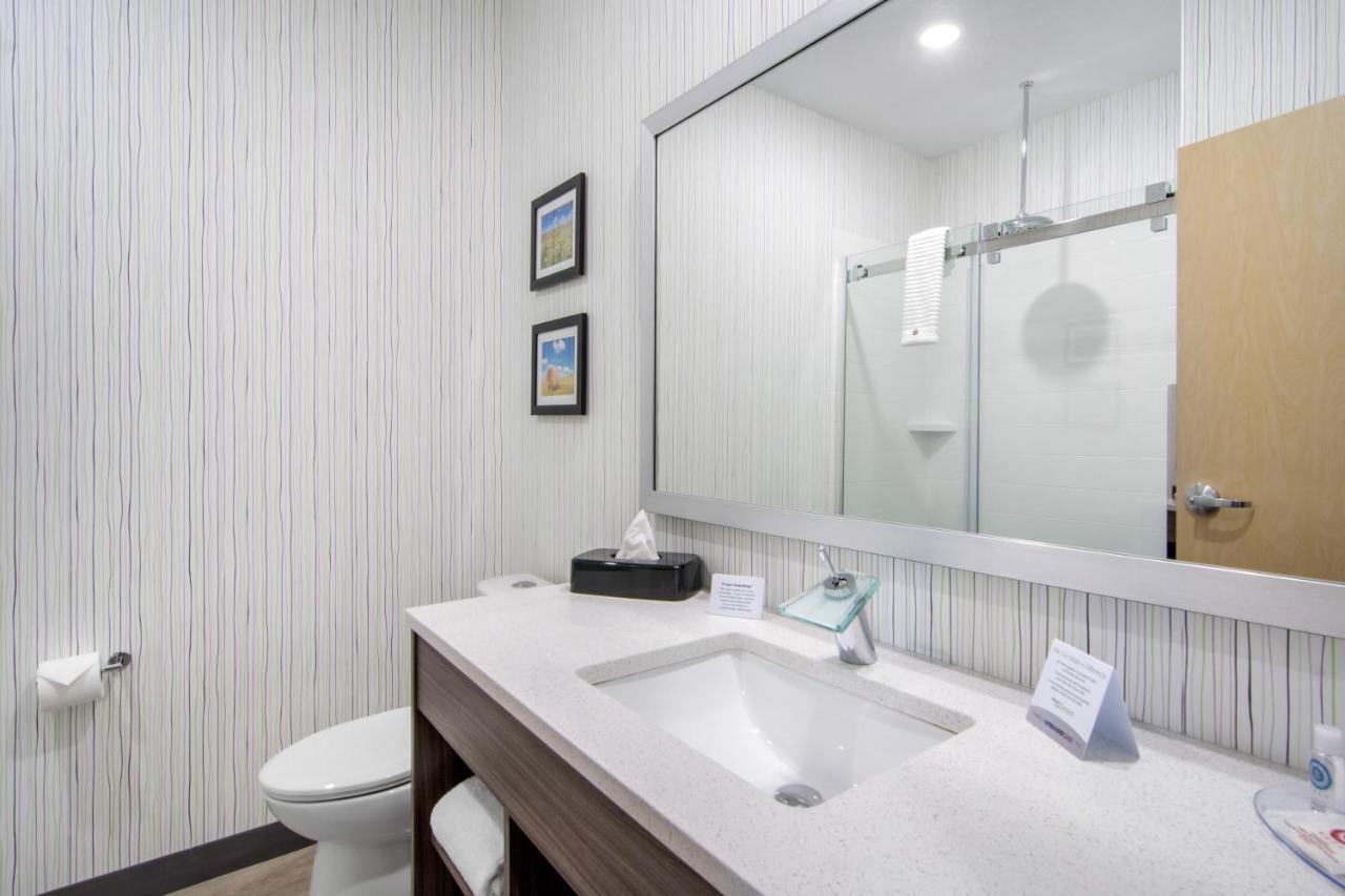 Comfort Inn & Suites Север Батлфорд Экстерьер фото
