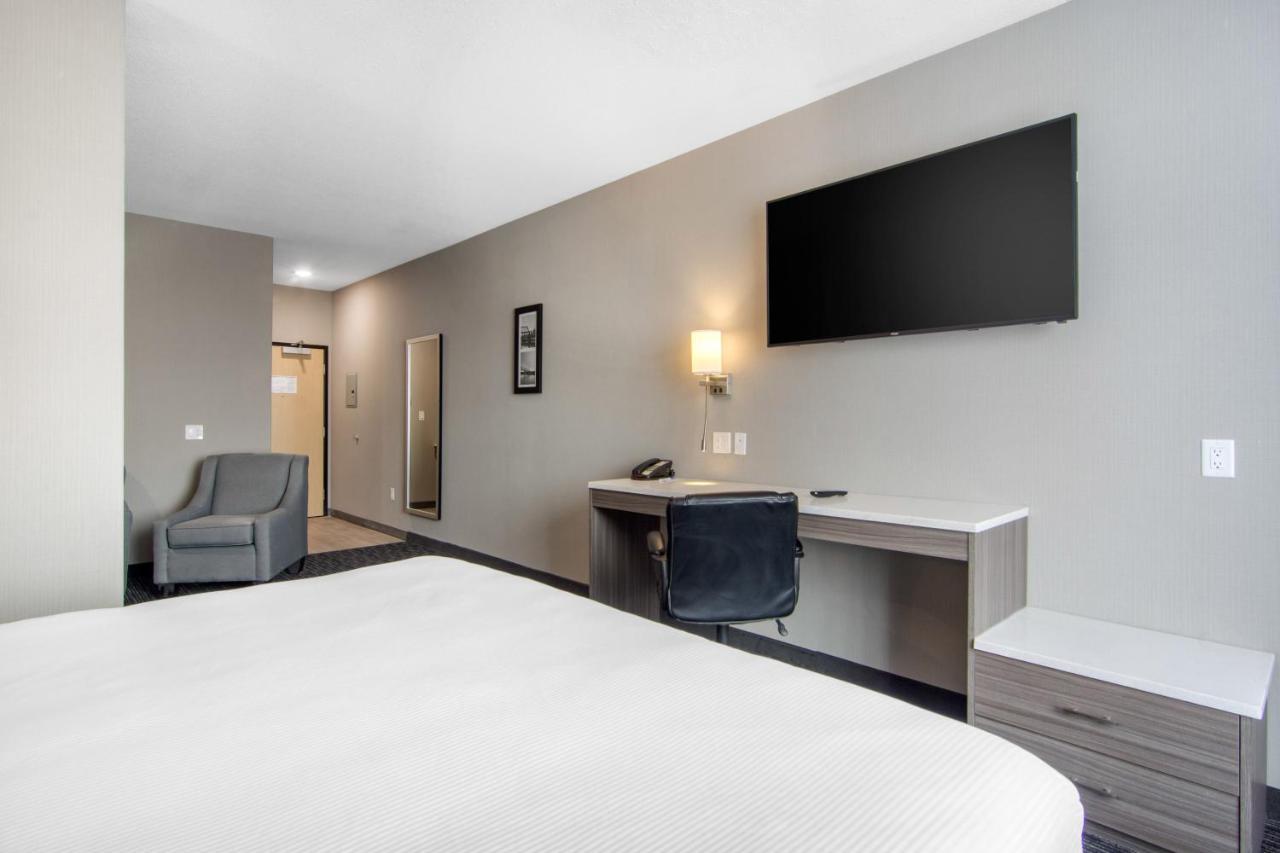 Comfort Inn & Suites Север Батлфорд Экстерьер фото